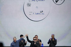 Прокуратура проверит Apple и U2 на пропаганду гомосексуализма